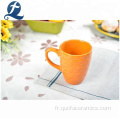 Tasse de café en céramique colorée de logo d&#39;impression adaptée aux besoins du client